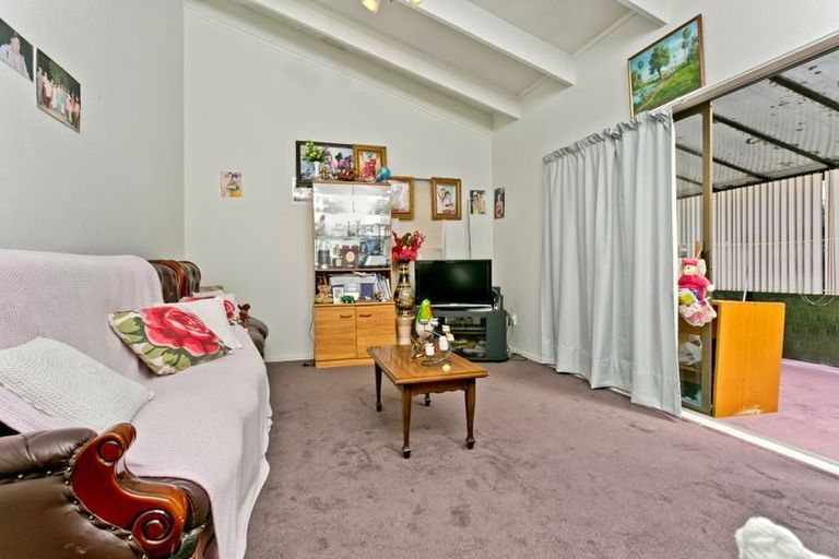 Photo of property in 2/307a Wairau Road, Totara Vale, Auckland, 0627