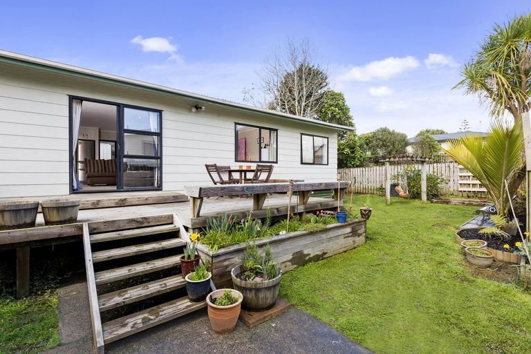 Photo of property in 2/20 Kamara Road, Glen Eden, Auckland, 0602