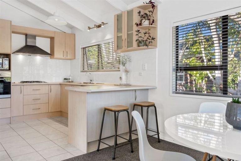 Photo of property in 2/18 Morton Avenue, Forrest Hill, Auckland, 0620