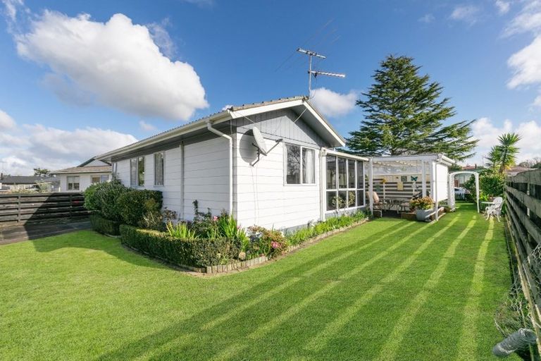 Photo of property in 10 Lipton Grove, Opaheke, Papakura, 2113