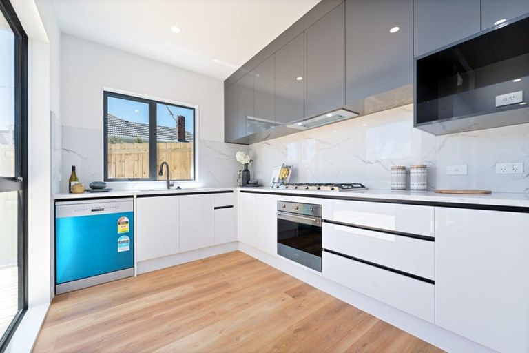 Photo of property in 21d Barron Drive, Green Bay, Auckland, 0604