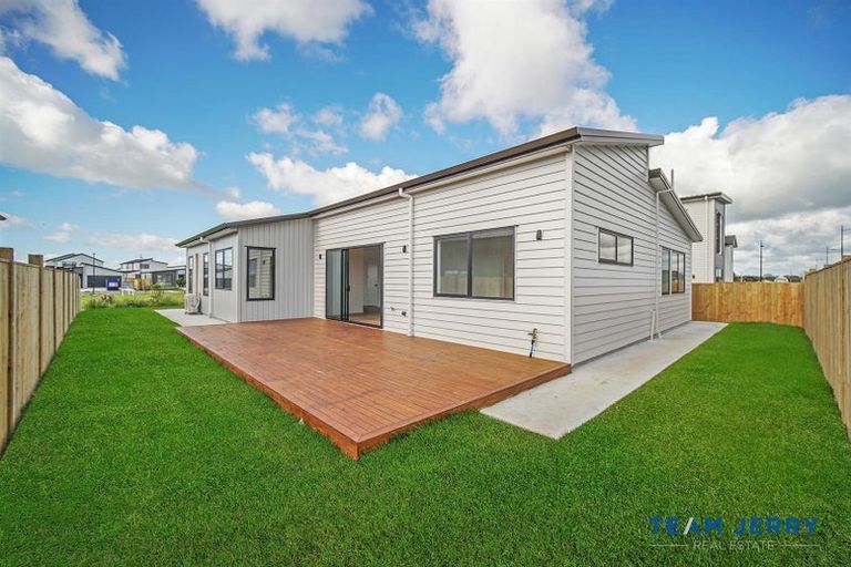 Photo of property in 81 Clarks Beach Road, Clarks Beach, 2122