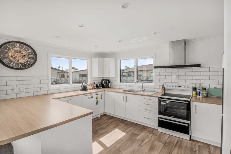 Photo of property in 11 Leander Place, Milson, Palmerston North, 4414