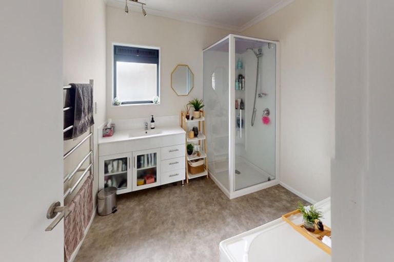 Photo of property in 2 Pinedale Parade, Milson, Palmerston North, 4414