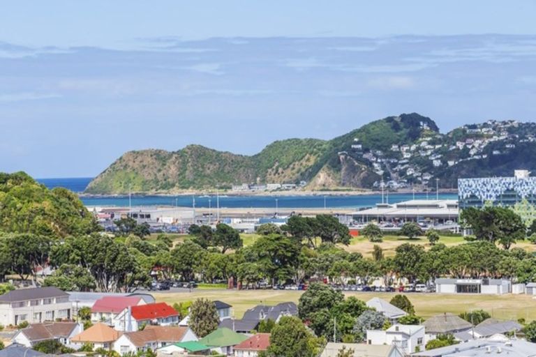 Photo of property in 43 Tio Tio Road, Miramar, Wellington, 6022