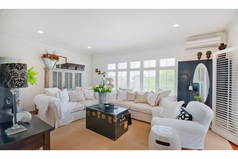 Photo of property in 8 Forrest Hill Road, Forrest Hill, Auckland, 0620