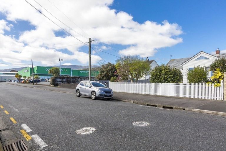 Photo of property in 10 Savage Crescent, Upper Hutt Central, Upper Hutt, 5018