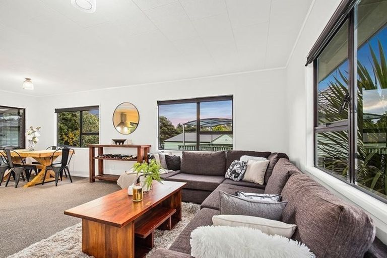 Photo of property in 9 West Harbour Drive, West Harbour, Auckland, 0618