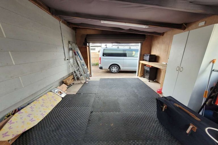 Photo of property in 1/94 Roberts Road, Te Atatu South, Auckland, 0610