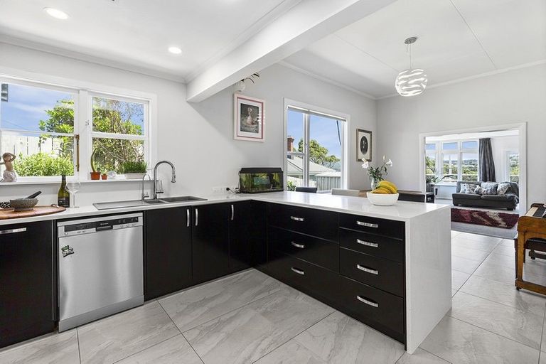 Photo of property in 13 Nevay Road, Miramar, Wellington, 6022