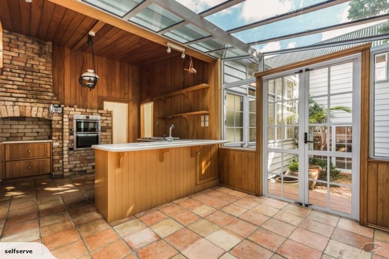 Photo of property in 5 Queen Street, Northcote Point, Auckland, 0627