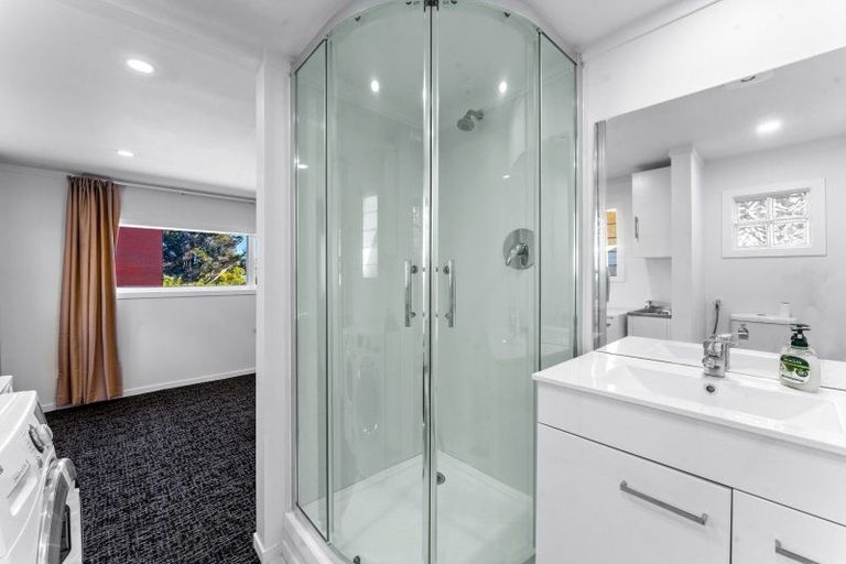 Photo of property in 11 Springbank Lane, Te Atatu Peninsula, Auckland, 0610