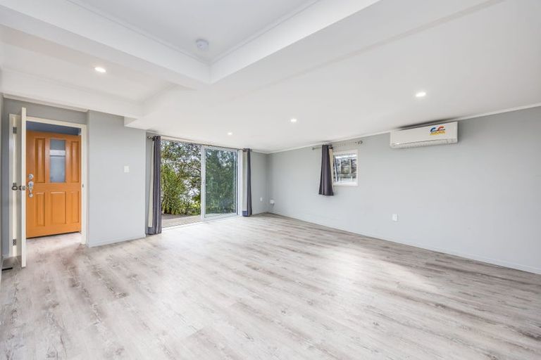 Photo of property in 38 Staincross Street, Green Bay, Auckland, 0604