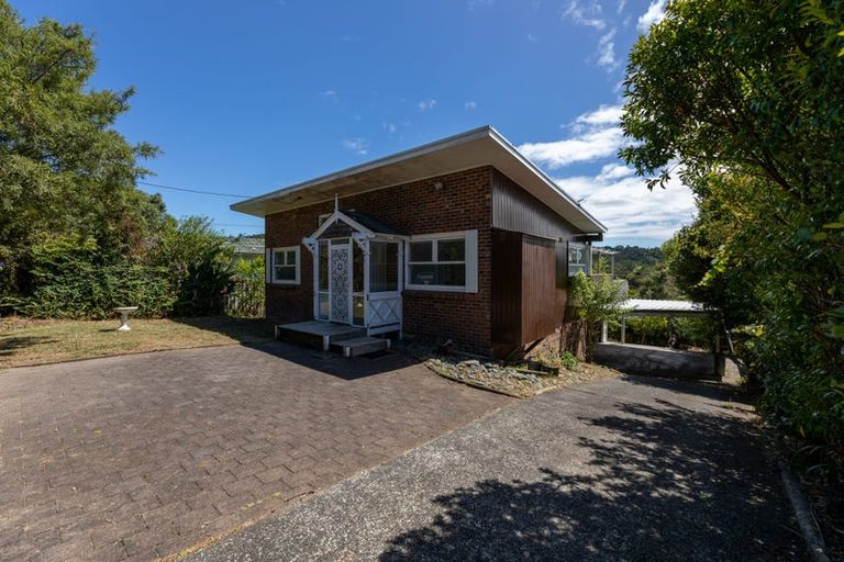 Photo of property in 77 Avonleigh Road, Green Bay, Auckland, 0604