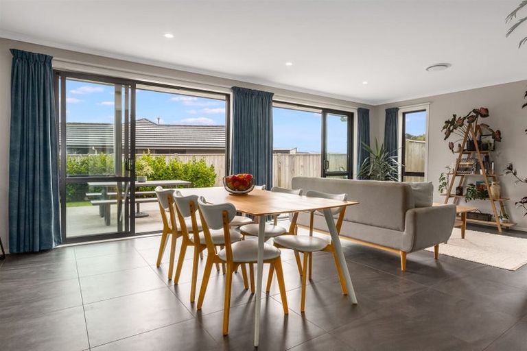 Photo of property in 25 Queen Charlotte Drive, Aotea, Porirua, 5024