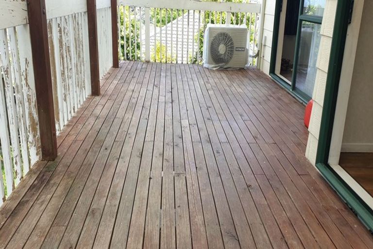 Photo of property in 2/22 Athena Drive, Totara Vale, Auckland, 0629