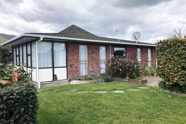 Photo of property in 13 Oriwa Street, Waikanae, 5036