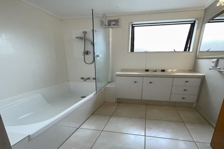 Photo of property in 1/14 Strabo Place, Windsor Park, Auckland, 0632