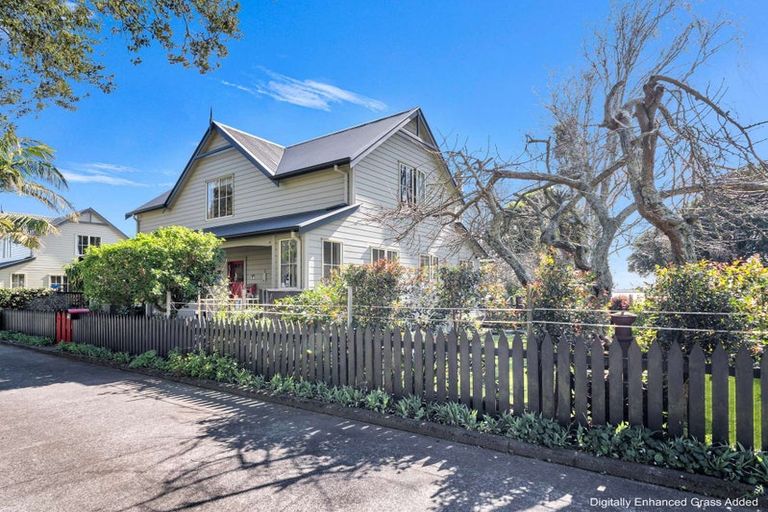 Photo of property in 16 Rangiwhea Road, Waiuku, 2123