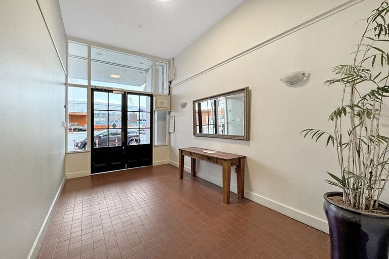 Photo of property in Endeavour Apartments, 19/125 Thorndon Quay, Pipitea, Wellington, 6011