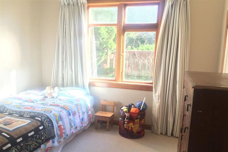 Photo of property in 37 Dorking Road, Brooklyn, Wellington, 6021