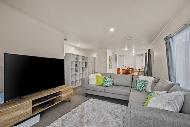 Photo of property in 26 Halloran Place, Massey, Auckland, 0614