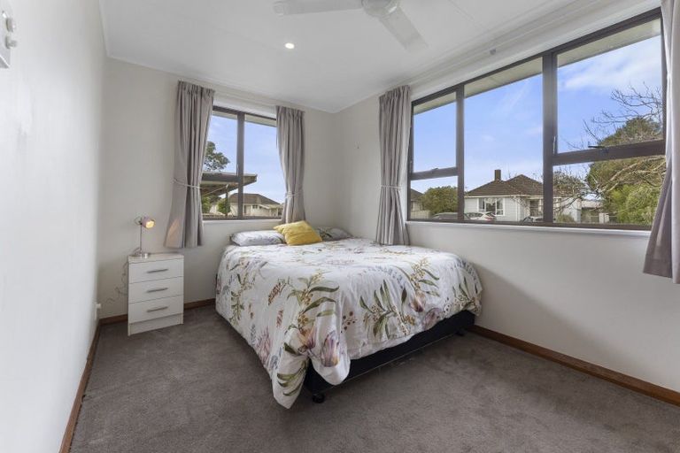 Photo of property in 11 Montrose Place, Takaro, Palmerston North, 4412