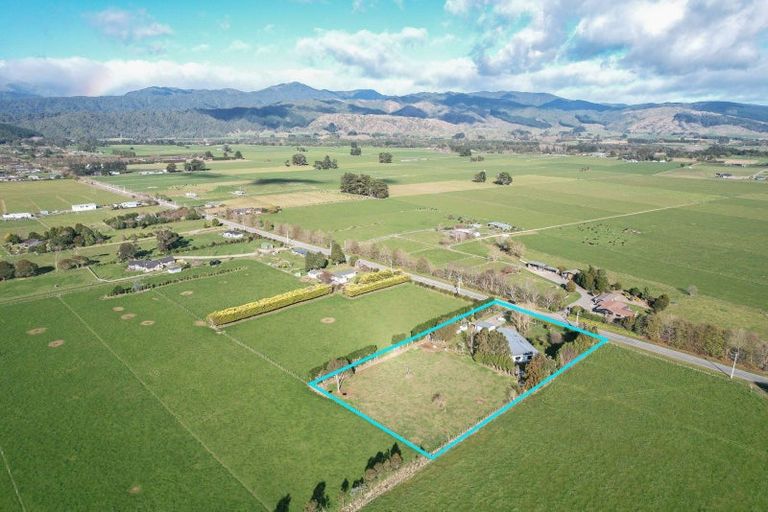 Photo of property in 249 Tararua Road, Levin, 5571