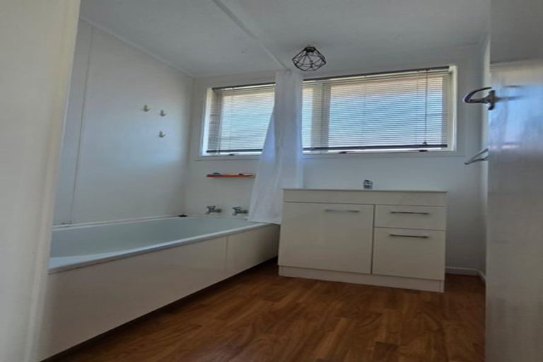 Photo of property in 2/4 Glasgow Street, St Andrews, Hamilton, 3200