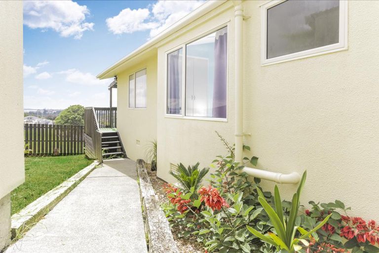 Photo of property in 21 Denarius Lane, Glendene, Auckland, 0602