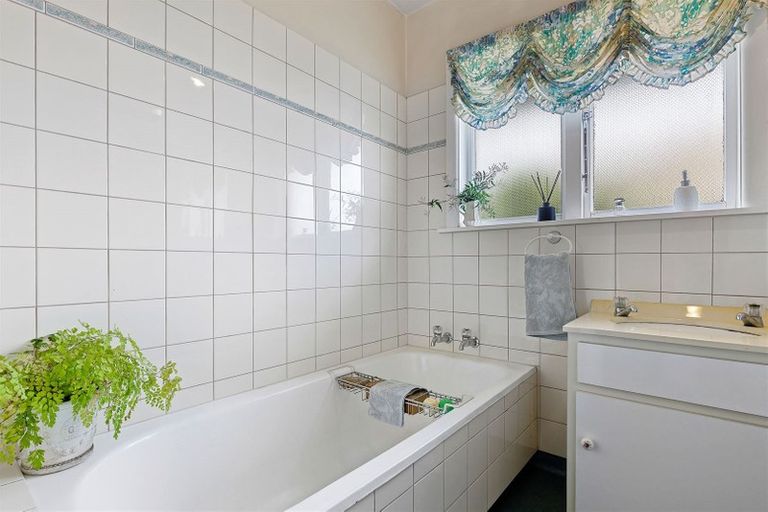 Photo of property in 305 Wairakei Road, Bryndwr, Christchurch, 8053