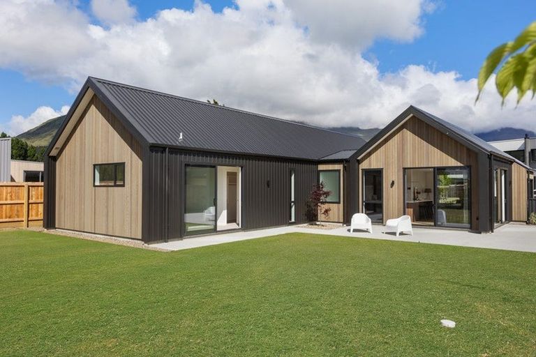Photo of property in 14 Rubus Street, Wanaka, 9382
