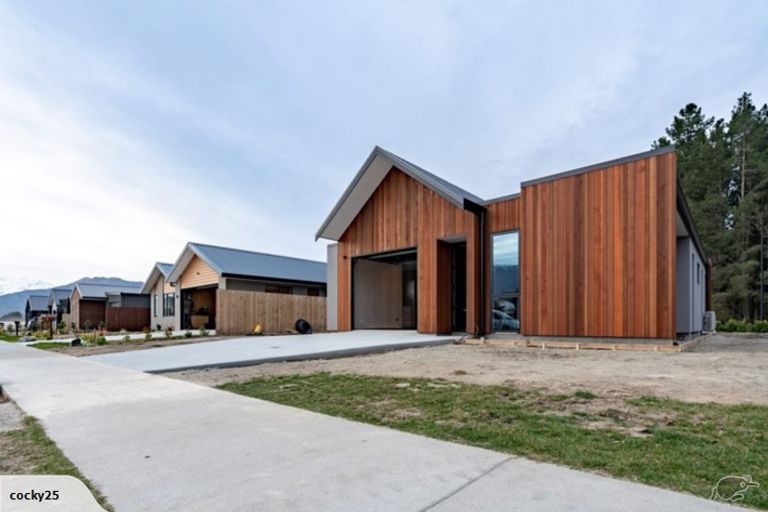 Photo of property in 40 Mount Creighton Crescent, Wanaka, 9305