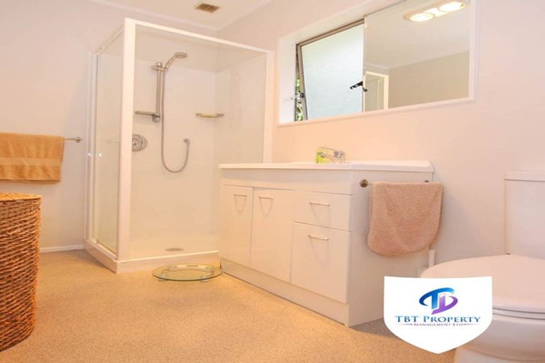 Photo of property in 2/20 Challen Close, Conifer Grove, Takanini, 2112