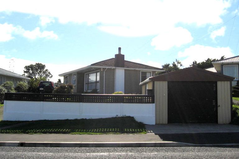 Photo of property in 25 Kenmore Street, Newlands, Wellington, 6037