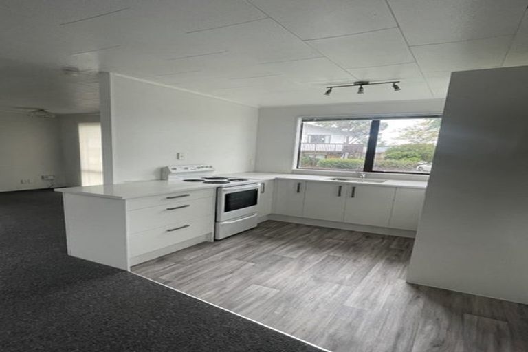 Photo of property in 17 Glen Close, Glen Eden, Auckland, 0602