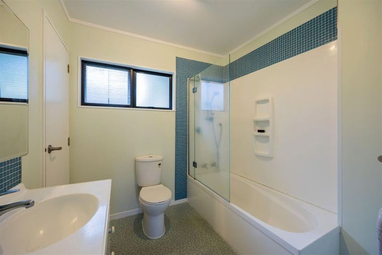 Photo of property in 2/9 Ridgewood Crescent, Birkenhead, Auckland, 0626