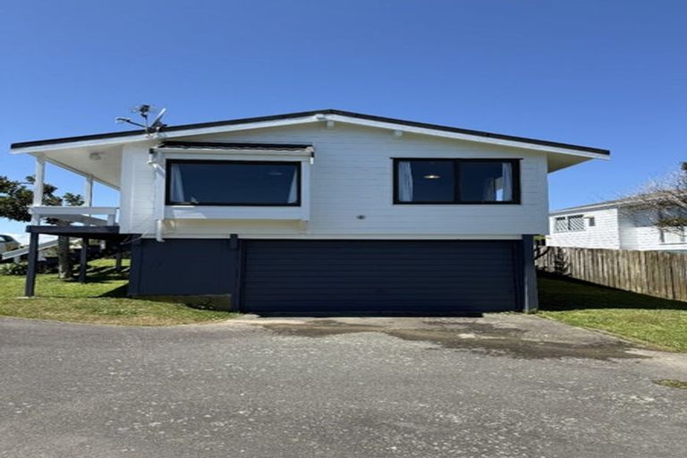 Photo of property in 6 Wisteria Grove, Maungaraki, Lower Hutt, 5010