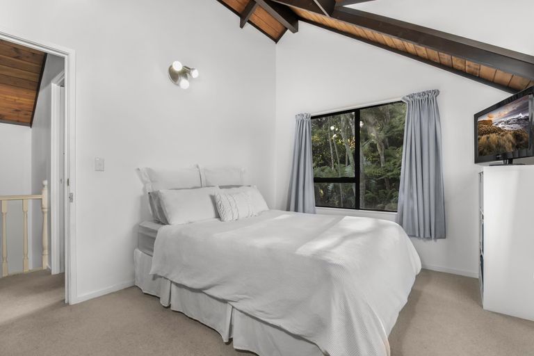 Photo of property in 2/9 Heathglen Place, Bayview, Auckland, 0629