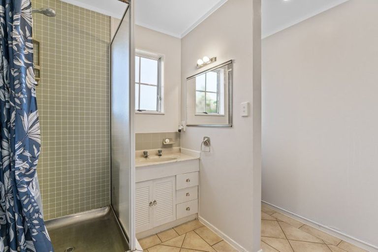 Photo of property in 4 Ingle Avenue, Waipahihi, Taupo, 3330