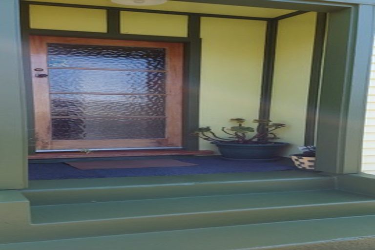 Photo of property in 24 Railway Street, Eltham, 4322