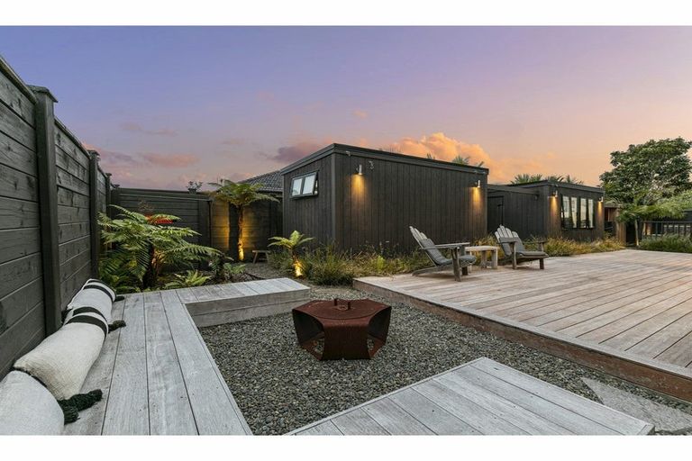 Photo of property in 11 Kelmore Place, Schnapper Rock, Auckland, 0632