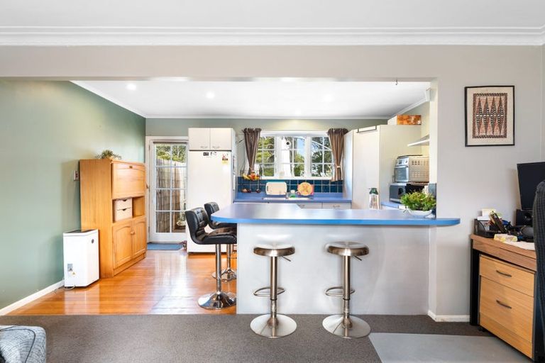 Photo of property in 49 Pupuke Road, Birkenhead, Auckland, 0627