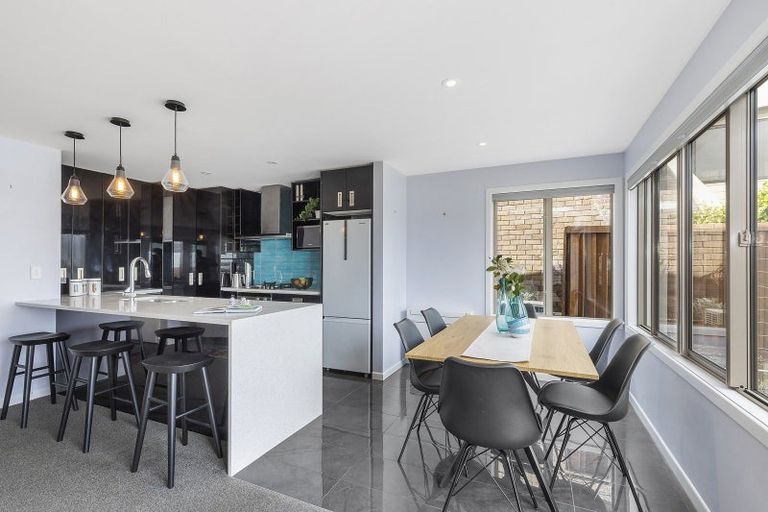 Photo of property in 5 Countess Close, Maupuia, Wellington, 6022