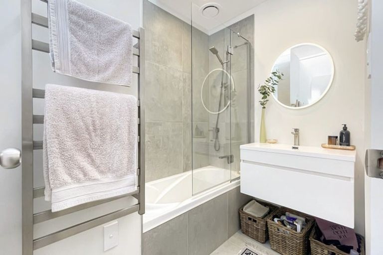 Photo of property in 2/8 Park Hill Road, Birkenhead, Auckland, 0626