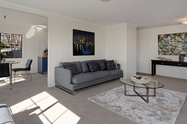 Photo of property in 10 Longfellow Parade, Glen Eden, Auckland, 0604