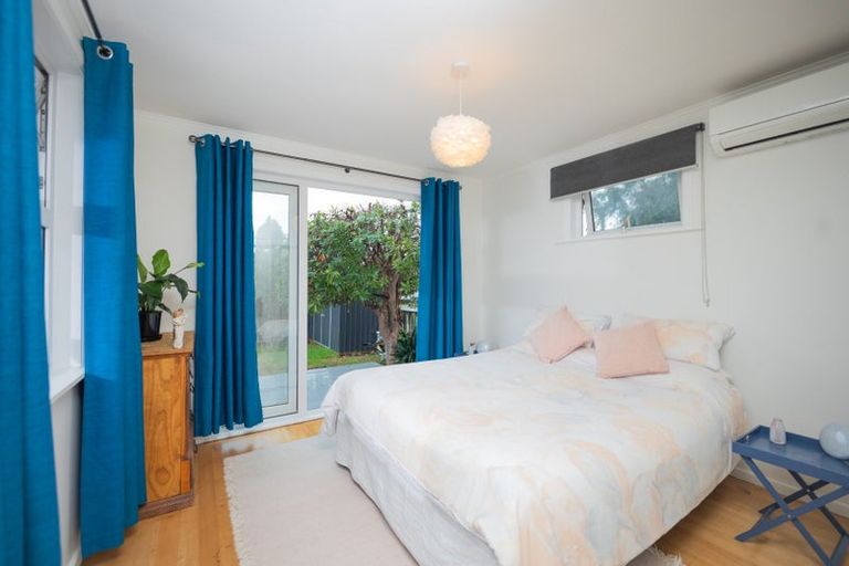 Photo of property in 15 Enderby Drive, Te Atatu Peninsula, Auckland, 0610