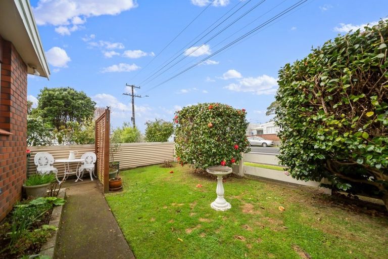 Photo of property in 3/127 Lemon Street, New Plymouth, 4312