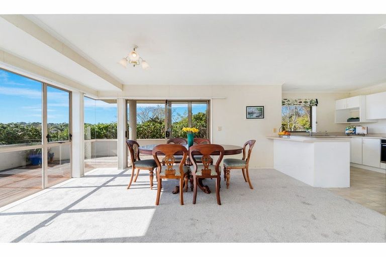 Photo of property in 29 Taupiko Place, Green Bay, Auckland, 0604