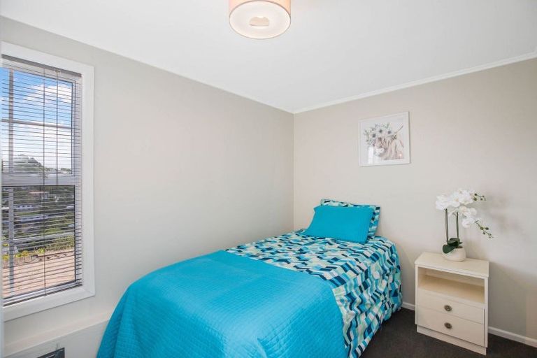 Photo of property in 45 Turville Crescent, Newlands, Wellington, 6037